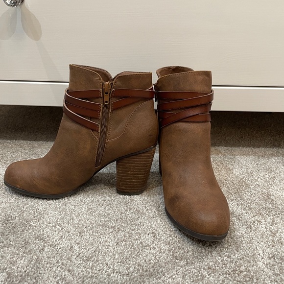 Madden Girl brown leather ankle boots. Size 8 - Picture 3 of 6